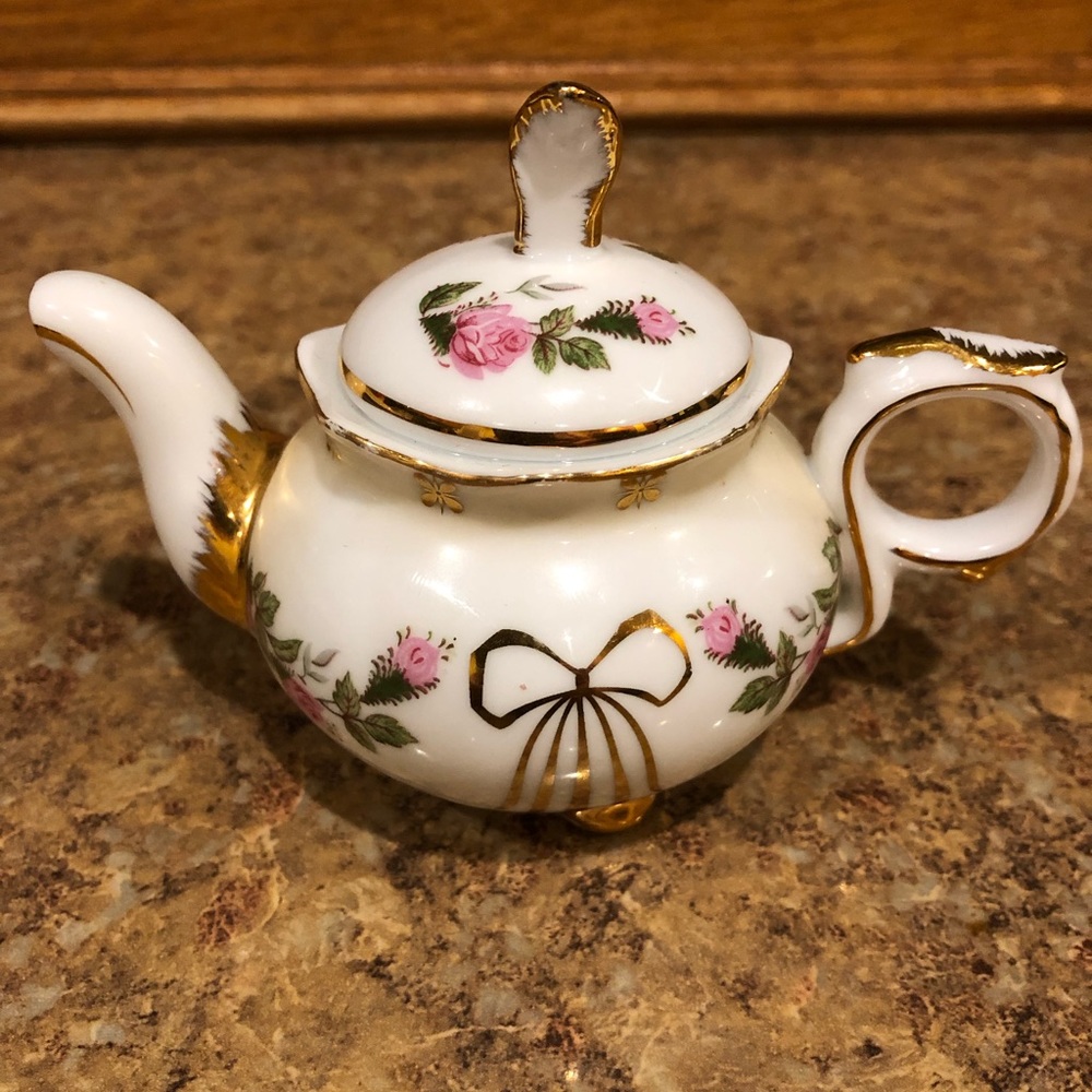 Victoria's Garden Mini Teapot, Pink Roses **Too Cute & Adorable**